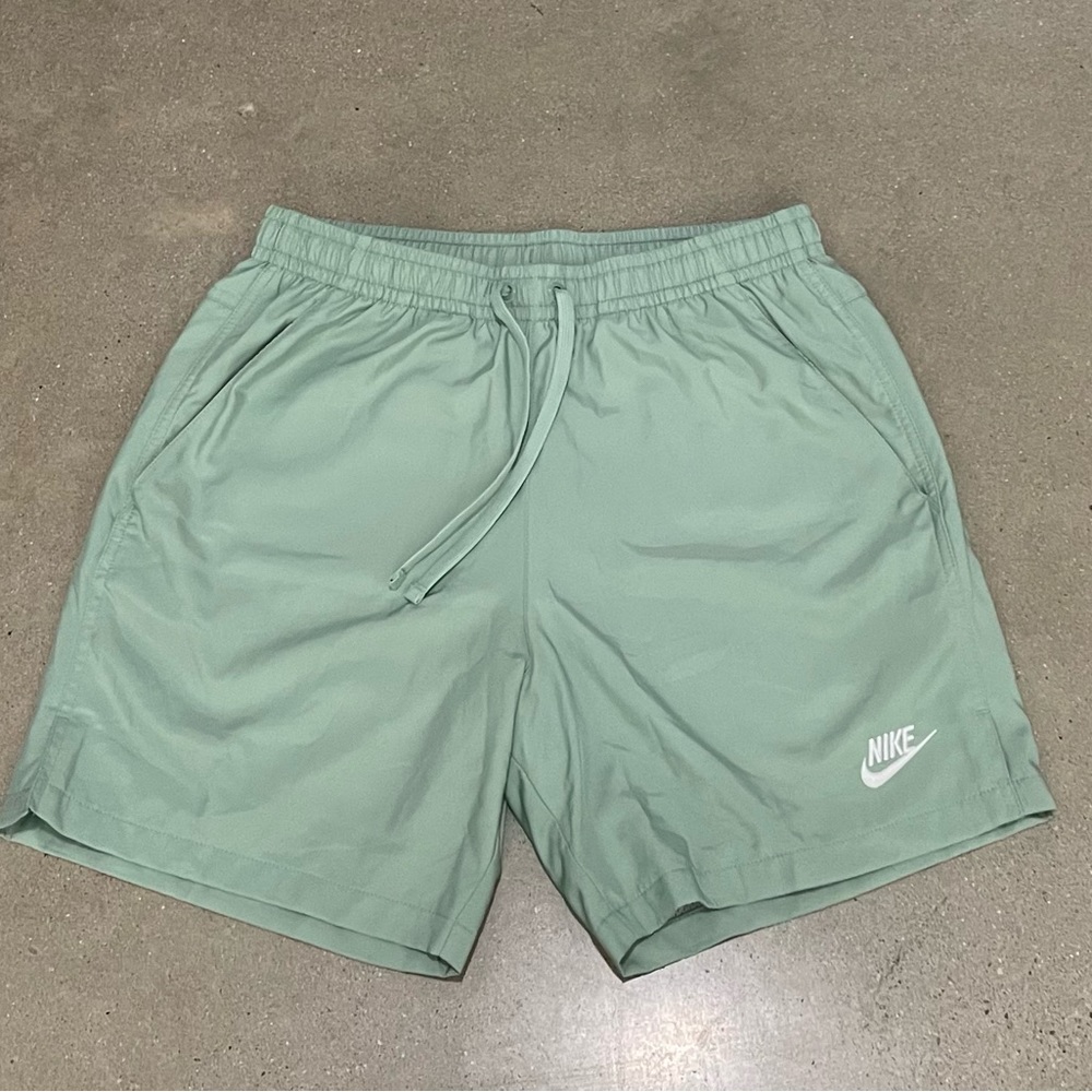 Men’s Small Sea-foam Green Woven Lined Flow Nike Shorts